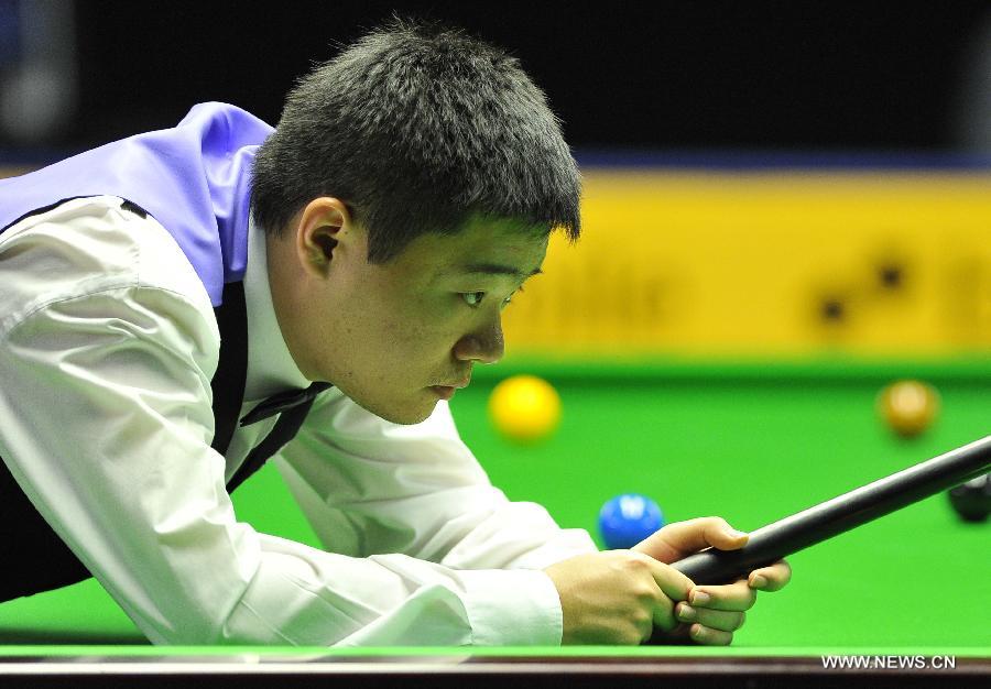 Ding Junhui of China competes during the round 4 game against Mark Selby of England at the German Masters in Berlin, Germany, February 1, 2013. Ding lost 3-5. (Xinhua/Ma Ning)