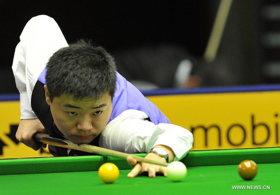 Ding Junhui of China competes during the round 4 game against Mark Selby of England at the German Masters in Berlin, Germany, February 1, 2013. Ding lost 3-5. (Xinhua/Ma Ning)