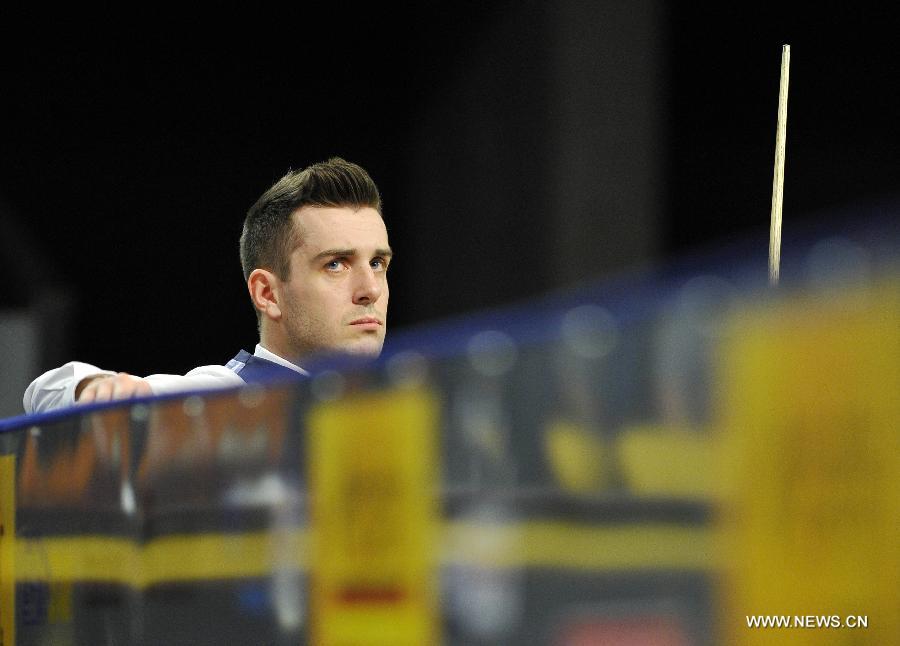 Mark Selby of England reacts during the round 4 game against Ding Junhui of China at the German Masters in Berlin, Germany, February 1, 2013. Selby won 5-3. (Xinhua/Ma Ning)