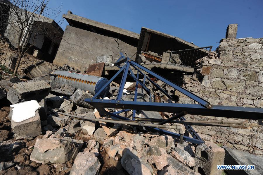 Photo taken on Feb. 1, 2013 shows the cracked and collapsed houses at Zhongtun Township in Zhenxiong County, southwest China's Yunnan Province. A landslide destroyed 35 houses, damaged 928 others and affected the lives of 712 people here. All villagers who were affected by the landslide have been relocated, the county government said. No casualties have been reported. (Xinhua/Qin Qing)