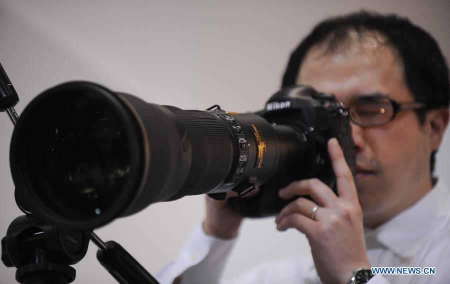 Nikon's new AF-S NIKKOR 800mm f/5.6E FL ED VR lens is displayed during the CP plus Camera and Photo Imaging Show 2013 in Yokohama, Japan, Jan. 31, 2013. Around 96 companies are participating in the exhibition. (Xinhua/Kenichiro Seki)
