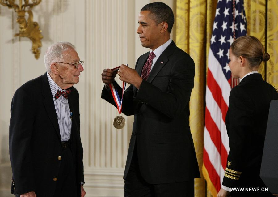 U.S. President Barack Obama awards Dr. Art Rosenfeld (L) from Lawrence Berkeley National Laboratory with the National Medal of Technology and Innovation during a ceremony at the White House in Washington D.C., the United States, on Feb. 1, 2013. (Xinhua/Fang Zhe)