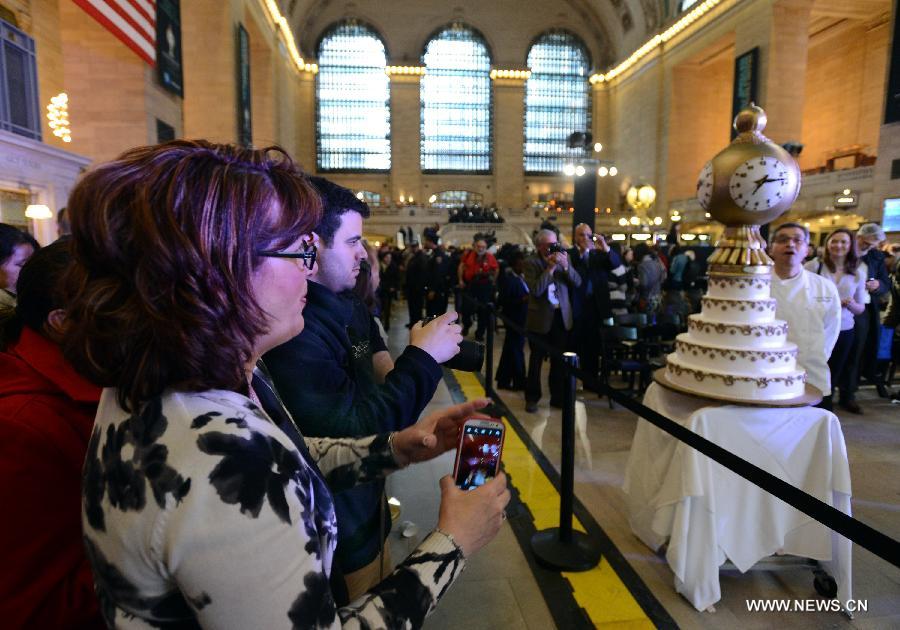 People watch a birthday cake inside Grand Central Terminal during the centennial celebrations of Grand Central Terminal on the day the New York city's landmark turns 100 years old on Feb. 1, 2013. (Xinhua/Wang Lei)