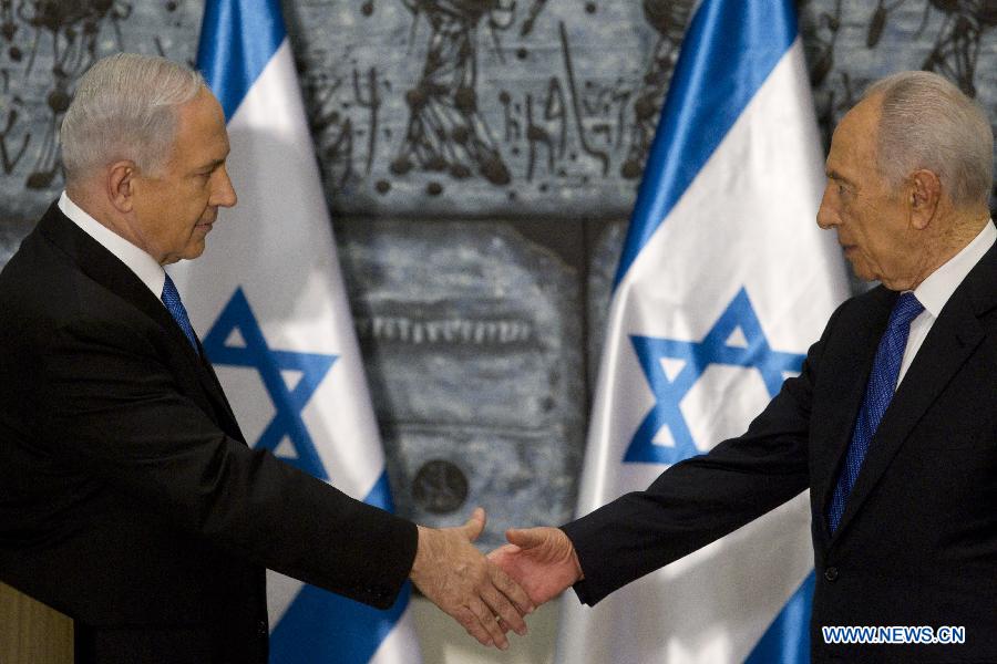Israeli Prime Minister Benjamin Netanyahu (L) and Israeli President Shimon Peres shake hands at the conclusion of a brief ceremony in the president' Jerusalem residence, Feb. 2, 2013. Israeli President Shimon Peres tasked incumbent Prime Minister Benjamin Netanyahu on Saturday evening with the task of forming a new government, amid the results of the Jan. 22 national elections. (Xinhua/pool/Jim Hollander)