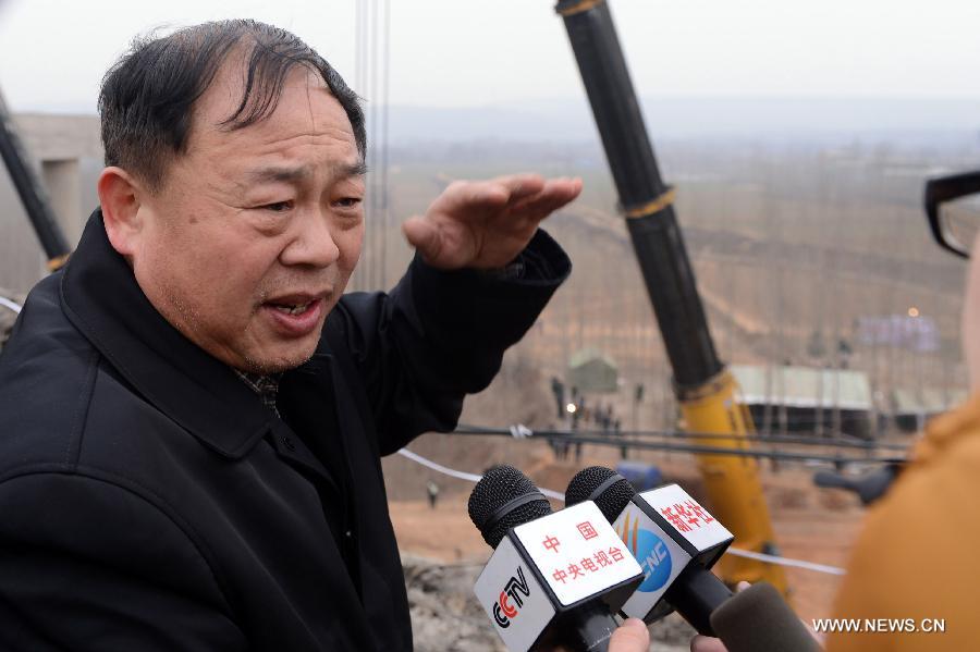 Wang Baixing, China's renowned bomb-disposal expert, receives interview at the bridge collapse accident site in Mianchi County, central China's Henan Province, Feb. 2, 2013. (Xinhua/Zhao Peng)