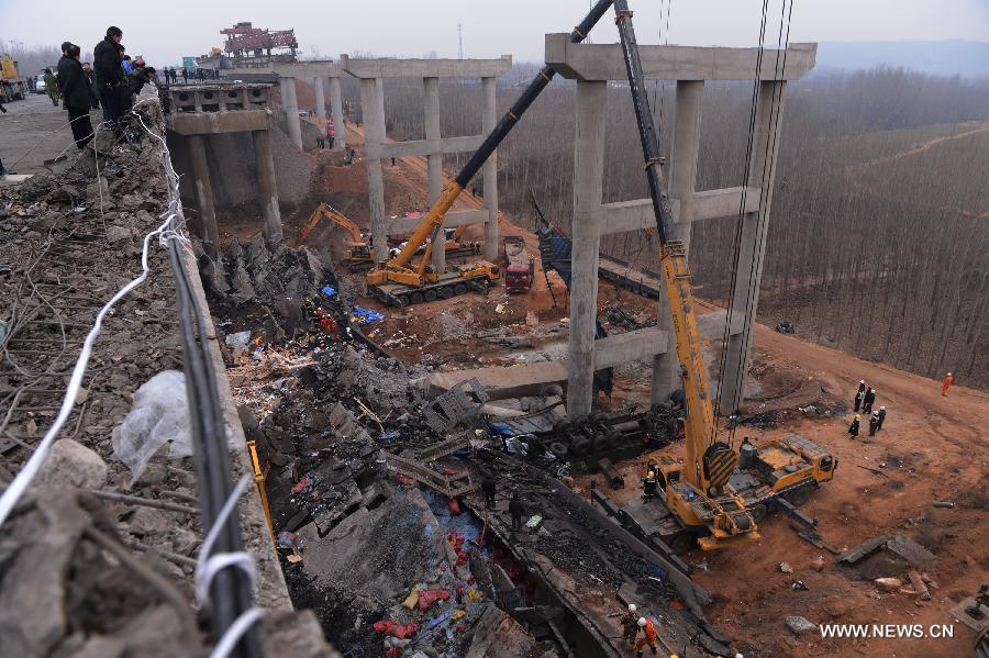 Photo taken on Feb. 2, 2013 shows the bridge collapse accident site in Mianchi County, central China's Henan Province. (Xinhua/Zhao Peng)