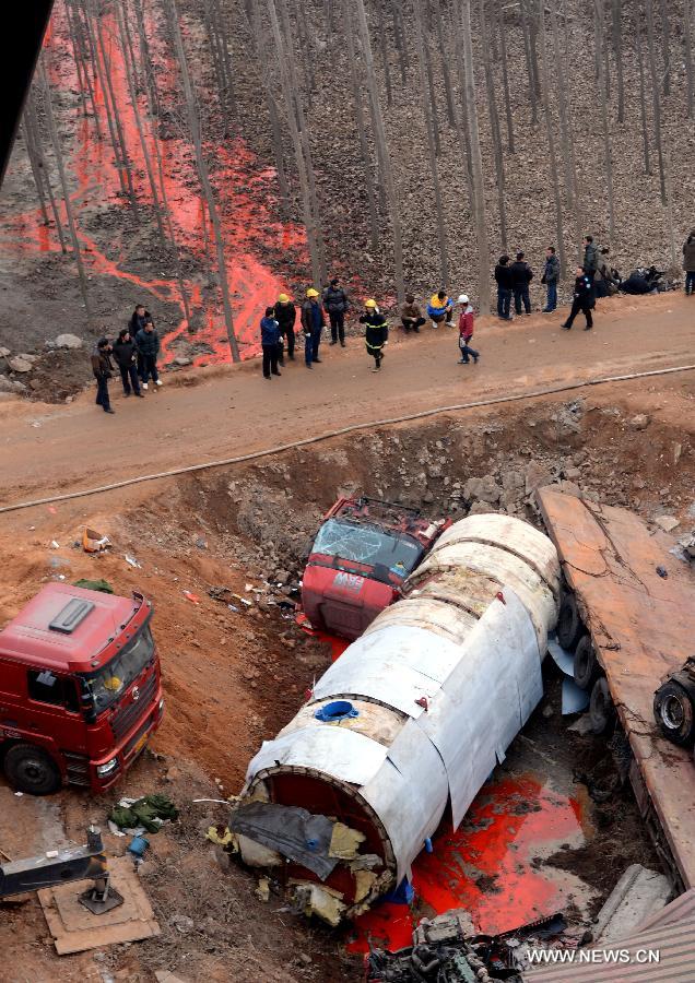 Wrecks of a truck are seen at the accident site after an expressway viaduct collapsed in Mianchi County, Sanmenxia City, about 193 km west of the provincial capital of Zhengzhou in central China's Henan Province, Feb. 1, 2013. (Xinhua/Zhao Peng)