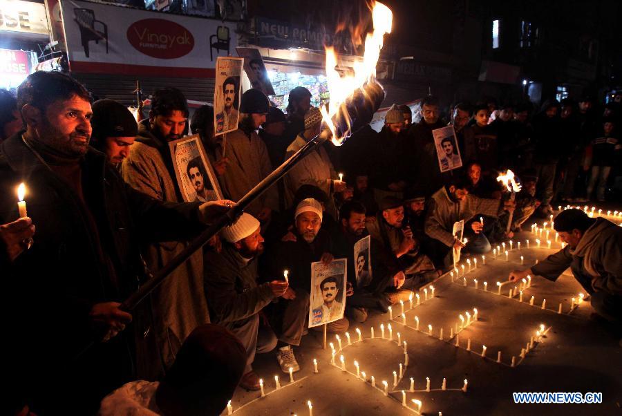 Activists of pro-independent group Jammu and Kashmir Liberation Front (JKLF) stage a torch and candle light protest in Srinagar, summer capital of Indian-controlled Kashmir, Feb. 2, 2013. Dozens of JKLF activists protest the life term sentences granted to Kashmiri separatist activists by Indian courts. JKLF under its chairmanship initiated the campaign urging Indian authorities to revoke the decisions and release the arrested. (Xinhua/Javed Dar) 