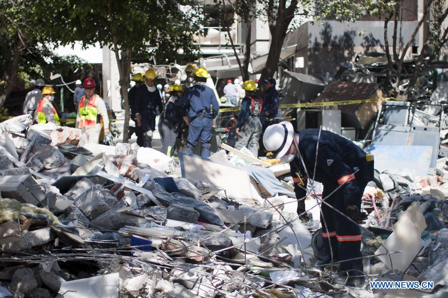 Experts work on the debris at the site of an explosion at the headquarters of Mexico's oil giant PEMEX, in Mexico City, capital of Mexico, on Feb. 2, 2013. Mexican and American experts carried out the research on reasons of the powerful explosion at the building E-B2 of the headquarters of Mexican oil giant Pemex, which caused the death of 33 people, injuring 121 others. (Xinhua/Shi Sisi)