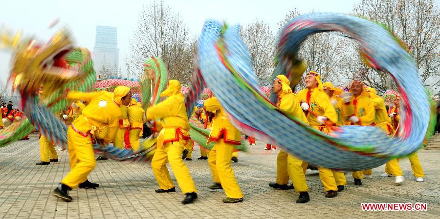 Performers play the dragon dance in Zhengzhou, capital of central China's Henan Province, Feb. 16, 2011. Folk performances are usually held from the 13th day of the first lunar month to celebrate the Spring Festival or Chinese Lunar New Year in central China region. Chinese people who live in the central China region have formed various traditions to celebrate the Chinese Lunar New Year. (Xinhua/Wang Song)