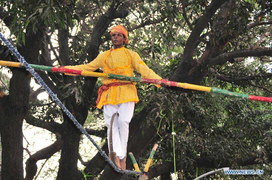  performer walks on a tightrope during the 15th Kala Ghoda Arts Festival held in Mumbai, India, on Feb. 2, 2013. The 15th Kala Ghoda Arts Festival kicked off here on Saturday, lasting until Feb. 10.(Xinhua/Wang Ping)