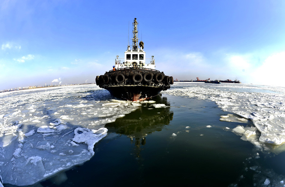 A tugboat navigates on the Bohai sea area near the port of Qinhuangdao on Jan. 27, 2013. Bohai bay ice condition has been improved. (Xinhua/Yang Shiyao)