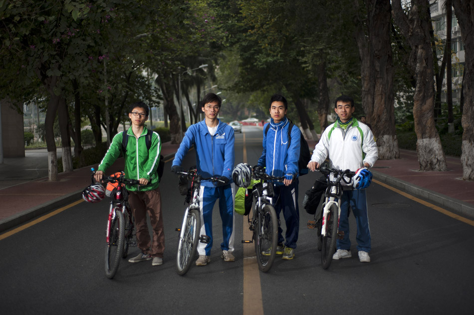 Chen Yuejian, Chen Xutao, Zheng Jianmin, Yang Zebiao(from left to right), four college students left Guangzhou for home by bicycles on Jan. 24, 2013. After three days' journey, they all arrived home safely. "We just want to know exactly how far we can go by depending on our own."(Xinhua/Liang Xu) 
