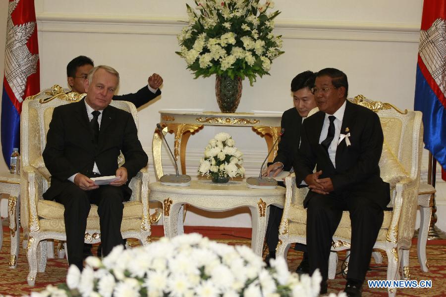 Cambodian Prime Minister Hun Sen (R) meets with French Prime Minister Jean-Marc Ayrault (L) at the Peace Palace in Phnom Penh, capital of Cambodia, Feb. 3, 2013. Ayrault arrived here on Sunday morning to attend the royal cremation ceremony of the late Cambodian former King Norodom Sihanouk, which will be held on Monday. (Xinhua/Sovannara)