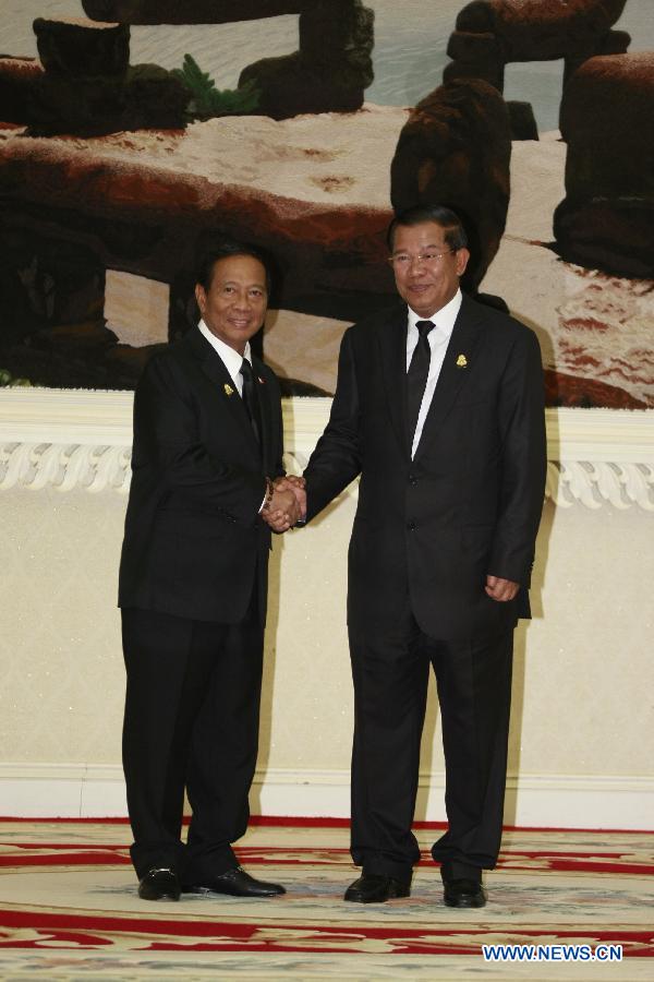 Cambodian Prime Minister Hun Sen (R) shakes hands with Vice President of the Philippines Jejomar C. Binay at the Peace Palace in Phnom Penh, capital of Cambodia, Feb. 3, 2013. Binay visited Cambodia for the royal cremation ceremony of the late Cambodian former King Norodom Sihanouk, which will be held on Monday. (Xinhua/Sovannara)