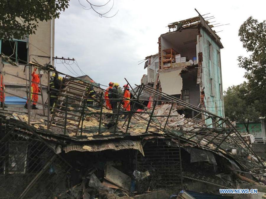 Rescuers search for victims in the debris at the accident site of a suspected boiler explosion in Cixi, east China's Zhejiang Province, Feb. 3, 2013. Two people were killed and six others injured Sunday morning when a three-story building of a flour products plant collapsed in Cixi's Shishan Village. Investigation into the exact cause of the incident is under way. (Xinhua/Liu Huiming) 