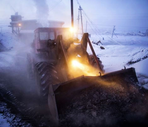 A digger delivers fresh coal to the heating plant in Oymyakon. (Globaltimes.cn)