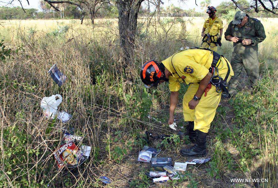 Rescuers work near the debris of the helicopter that transported former army chief and presidential candidate Lino Cesar Oviedo, near Puerto Antequera, Paraguay, on Feb. 3, 2013. Paraguayan presidential candidate Lino Cesar Oviedo was killed when a helicopter carrying him crashed in northern Paraguay late Saturday, said reports from Asuncion on Sunday. (Xinhua/Diario Abc Color) 