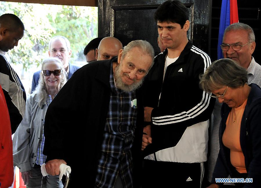 Cuban former leader Fidel Castro (C) arrives to cast his vote during the second phase of the general elections from 2012 to 2013, at the Revolution Square in Havana, capital of Cuba, on Feb. 3, 2013. (Xinhua/Joaquin Hernandez)