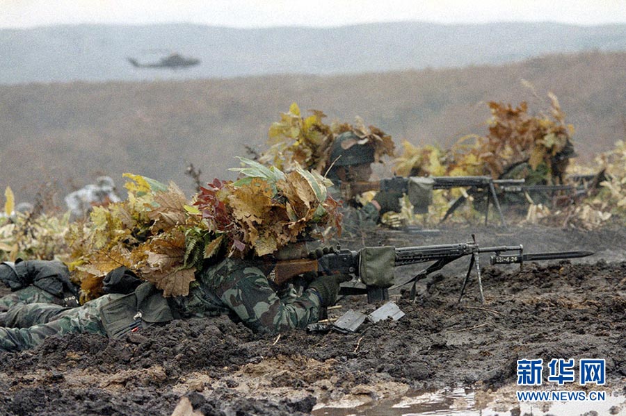 In 1987 a Japanese soldier camouflaged himself with leafs in a Japan-U.S. joint military exercise. (Photo/ Xinhua)