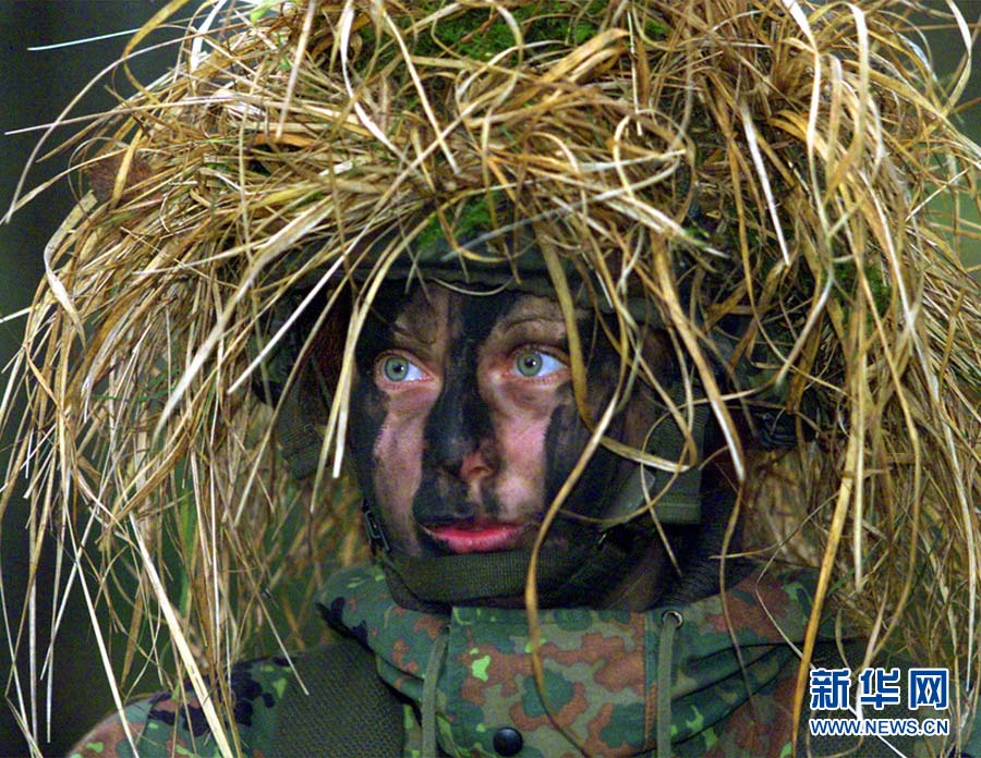 A soldier attends military drill wearing straw camouflaged helmet in Dusseldorf, Germany, Jan. 9, 2001. (Photo/ Xinhua)