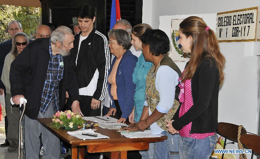 Cuban former leader Fidel Castro (L) arrives to cast his vote during the second phase of the general elections from 2012 to 2013, at the Revolution Square in Havana, capital of Cuba, on Feb. 3, 2013. (Xinhua/Joaquin Hernandez)