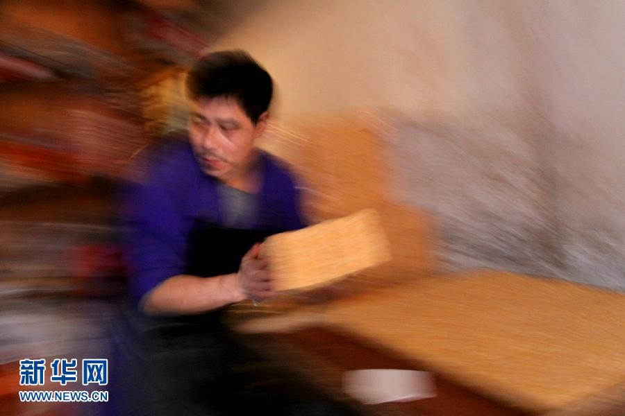 A man is busy making puffed rice candy bars. It is a tradition to make the snacks with maltose and puffed rice in Jiangxi province on the day of Xiaonian Festival. (Xinhua / XU Zhongting) 