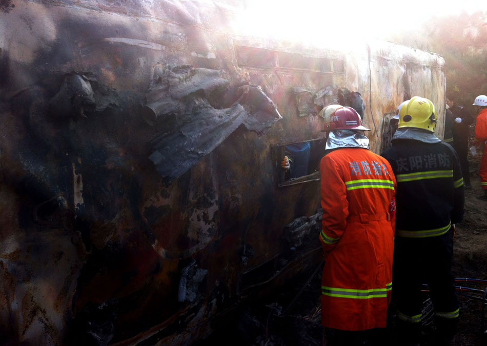Firefighters are seen on an accident scene in in Ning county, northwestern China’s Gansu province, Feb.2. On Friday night, a bus fell into a ravine and caught fire, killing 18 people.  Road accidents have claimed about 60 lives from Jan. 31 to Feb. 1. The fatal accidents shocked the whole country as hundreds of millions of Chinese journeyed home amid the Spring Festival travel rush that started on Jan. 26. (Photo/Xinhua)