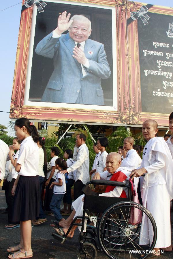 People flock to the funeral site to pay their respect to late Cambodian ex-King Norodom Sihanouk next to the Royal Palace in Phnom Penh, capital of Cambodia, on Feb. 4, 2013. Tens of thousands of mourners stormed into the cremation site of late Cambodian ex-King Norodom Sihanouk next to the Royal Palace here Monday morning to pay their last respect ahead of the cremation ceremony slated for Monday evening. (Xinhua/Sovannara)