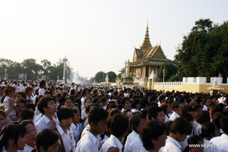 People flock to the funeral site to pay their respect to late Cambodian ex-King Norodom Sihanouk next to the Royal Palace in Phnom Penh, capital of Cambodia, on Feb. 4, 2013. Tens of thousands of mourners stormed into the cremation site of late Cambodian ex-King Norodom Sihanouk next to the Royal Palace here Monday morning to pay their last respect ahead of the cremation ceremony slated for Monday evening. (Xinhua/Sovannara)
