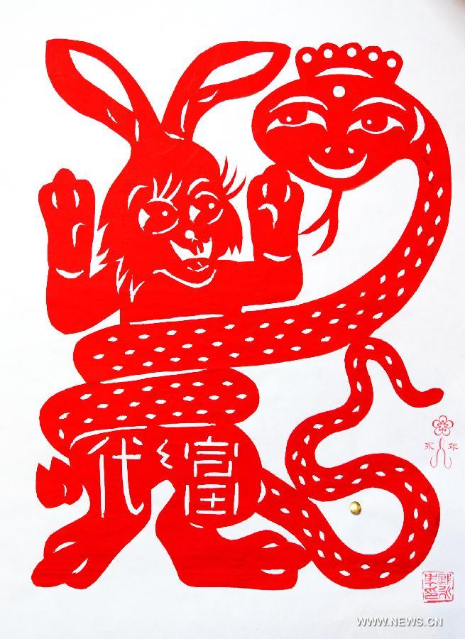 Photo taken on Feb. 4, 2013 shows the paper-cut by folk artist Chen Yongnian in Xuzhou, east China's Jiangsu Province. Chen spent over a month on creating more than 130 pieces of paper-cut artworks of snakes to celebrate the coming Chinese Year of the Snake. (Xinhua/Li Ming)