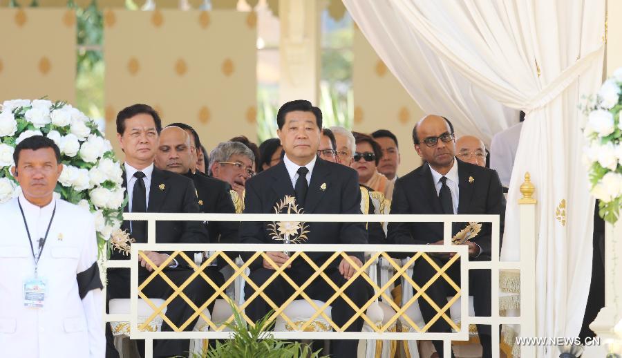 Jia Qinglin (C, front), chairman of the National Committee of the Chinese People's Political Consultative Conference, attends the funeral of Cambodia's late King Father Norodom Sihanouk in Phnom Penh, capital of Cambodia, Feb. 4, 2013. (Xinhua/Yao Dawei)