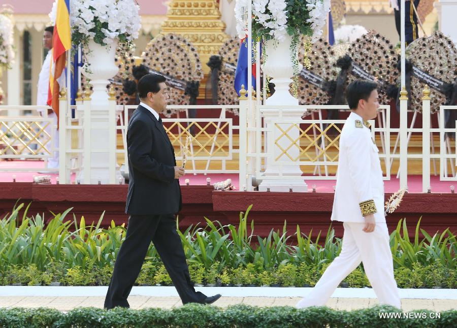 Jia Qinglin (L), chairman of the National Committee of the Chinese People's Political Consultative Conference, attends the funeral of Cambodia's late King Father Norodom Sihanouk in Phnom Penh, capital of Cambodia, Feb. 4, 2013. (Xinhua/Yao Dawei)