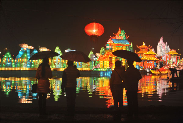 Colored lanterns are seen at a lantern festival in Fuyang, East China's Anhui province, Feb 3, 2013. (Photo/Xinhua)