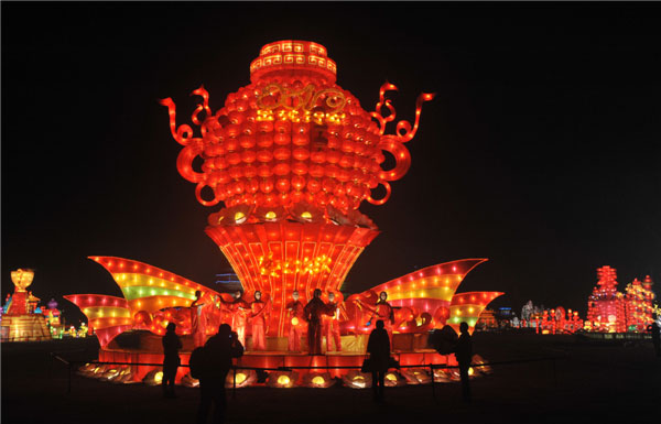 Tourists view colored lanterns during a lantern festival in Fuyang, East China'sAnhuiprovince, Feb 3, 2013. (Photo/Xinhua)