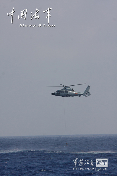 A ship-borne helicopter is in anti-submarine training. (China Military Online/Ding Zengyi and Wang Lingshuo)