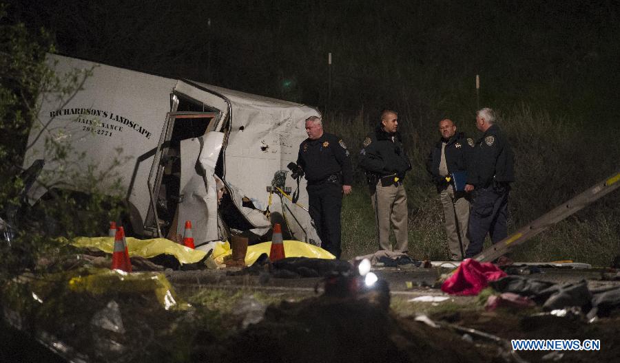 Police work at the site of the traffic accident on State Highway 38 near Yucaipa, approximately 130 km east of downtown Los Angeles, in southeastern California, the United States, Feb. 4, 2013. At least eight people were killed and more than two dozen others wounded in southeastern California on Sunday evening when a tour bus crashed into other vehicles on a mountain highway. (Xinhua/Yang Lei)  