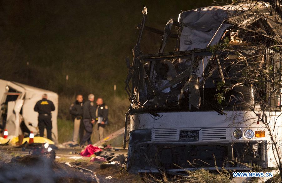 Police work at the site of the traffic accident on State Highway 38 near Yucaipa, approximately 130 km east of downtown Los Angeles, in southeastern California, the United States, Feb. 4, 2013. At least eight people were killed and more than two dozen others wounded in southeastern California on Sunday evening when a tour bus crashed into other vehicles on a mountain highway. (Xinhua/Yang Lei) 