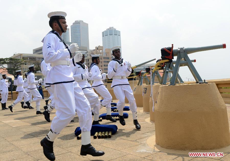 Sri Lankan navy personnel prepare to fire a 21-gun salute on the seafront Galle Face Promenade to mark Sri Lanka's 65th anniversary of independence from Britain in Colombo, Sri Lanka, Feb. 4, 2013. (Xinhua/Pushpika Karunaratne) 