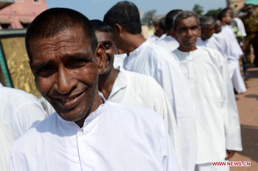 A group of Sri Lankan prisoners exit from a prison complex after being released during Independence Day in Colombo, Sri Lanka, Feb. 4, 2013. More than a thousand convicts were freed to mark Sri Lanka's 65th anniversary of independence from Britain, prison official said. (Xinhua/Pushpika Karunaratne) 