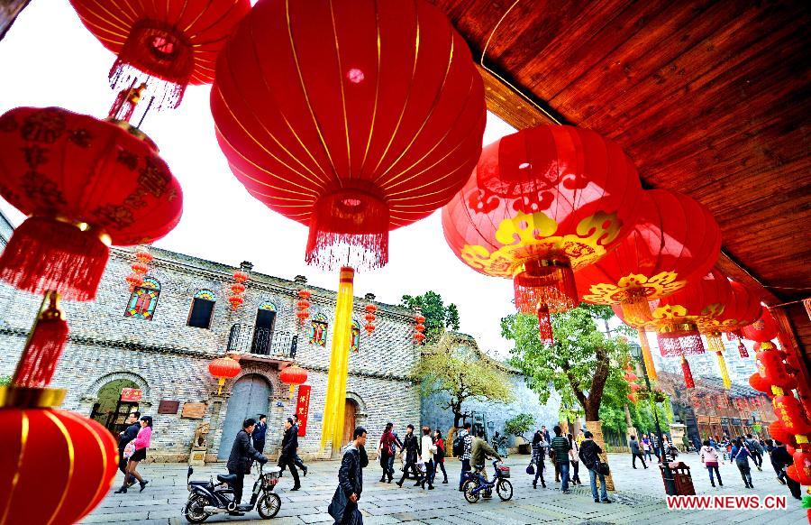 A shopping street is decorated with lanterns for the coming Spring Festival in Fuzhou, southeast China's Fujian Province, Feb. 4, 2013. (Xinhua/Zhang Guojun) 
