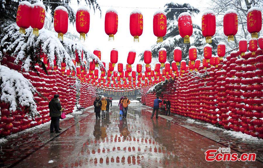 Photo taken on February 3 shows visitors at the Daming Lake decorated by 30,000 lanterns in Eastern Shandong Province. (CNS / Zhang Yong)