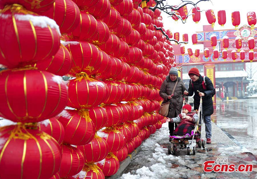 Photo taken on February 3 shows visitors at the Daming Lake decorated by 30,000 lanterns in Eastern Shandong Province. (CNS / Zhang Yong)