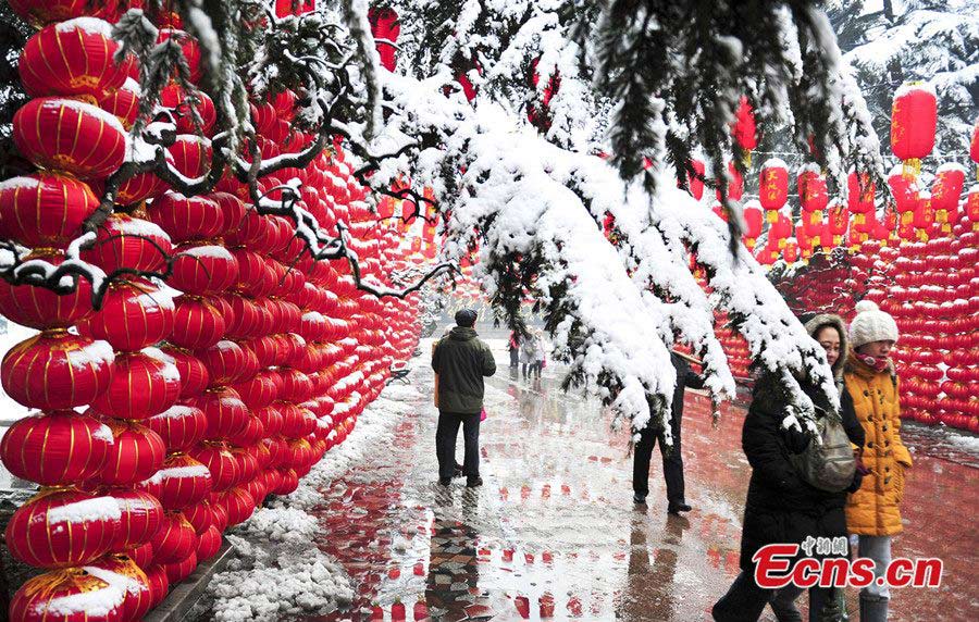 Photo taken on February 3 shows visitors at the Daming Lake decorated by 30,000 lanterns in Eastern Shandong Province. (CNS / Zhang Yong)