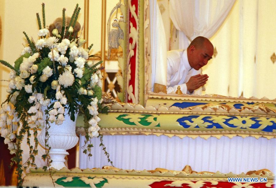 Cambodian King Norodom Sihamoni pays his last respect to his late King Father Norodom Sihanouk at the cremation ceremony in Phnom Penh, Cambodia, Feb. 4, 2013. Cambodia began to cremate the body of the country's most revered King Father Norodom Sihanouk on Monday evening after it had been lying in state for more than three months at the capital's royal palace. (Xinhua/Sovannara)
