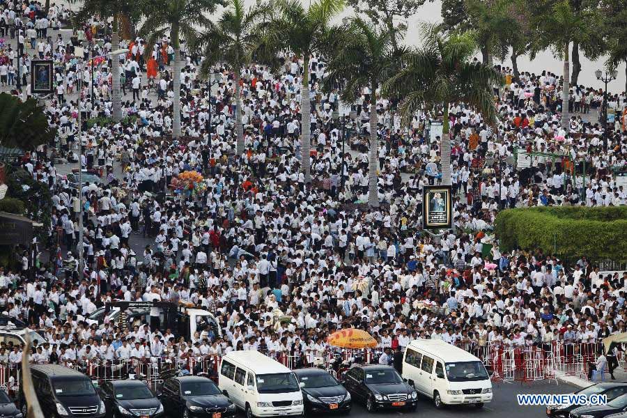 Cambodian people gather to watch the royal cremation ceremony of late Cambodian King Father Norodom Sihanouk in Phnom Penh, Cambodia, Feb. 4, 2013. Cambodia began to cremate the body of the country's most revered King Father Norodom Sihanouk on Monday evening after it had been lying in state for more than three months at the capital's royal palace. (Xinhua/Sovannara)