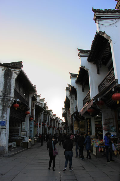 Visitors dillydally along Tunxi Ancient Street in Anhui Province's Huangshan. (CRIENGLISH.com/William Wang)