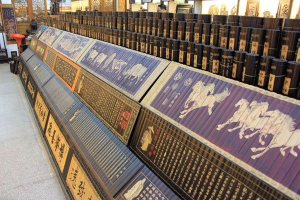Bamboo scrolls used to display art and poetry on Tunxi Ancient Street in Anhui Province. (CRIENGLISH.com/William Wang)