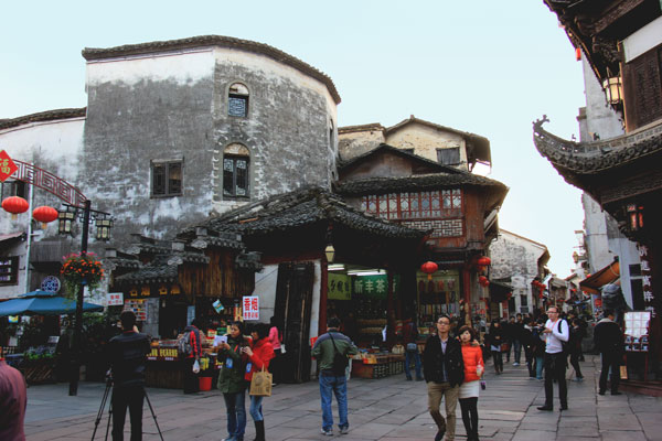 The central intersection of Tunxi Ancient Street in Anhui Province's Huangshan. (CRIENGLISH.com/William Wang)