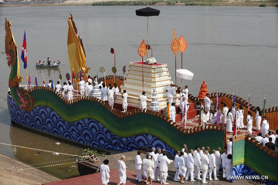 Cambodian royal family members board a ship to scatter late King Father Norodom Sihanouk's ashes into river in Phnom Penh, capital of Cambodia, on Feb. 5, 2013. Cambodian royal families brought late King Father Norodom Sihanouk's ashes to scatter at the confluence of four rivers in front of the capital city's royal palace on Tuesday after his body was cremated. (Xinhua/Sovannara)